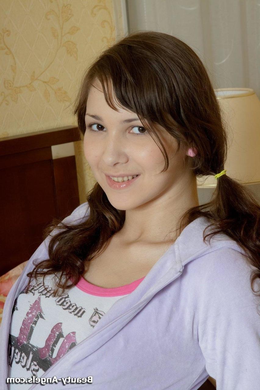 20P La pequeña adolescente Maggie lamida el chocho y follada por el culo en su habitación