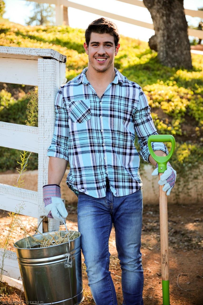 16P El jardinero gay Elijah James se desnuda y revela su cuerpo y su polla calientes