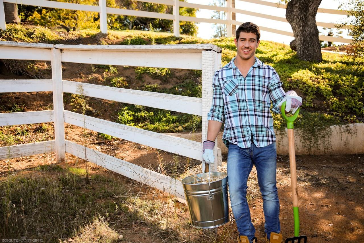 16P El jardinero gay Elijah James se desnuda y revela su cuerpo y su polla calientes
