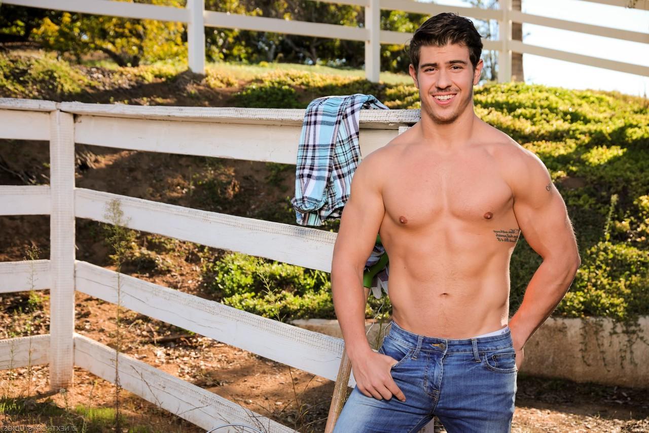 16P El jardinero gay Elijah James se desnuda y revela su cuerpo y su polla calientes