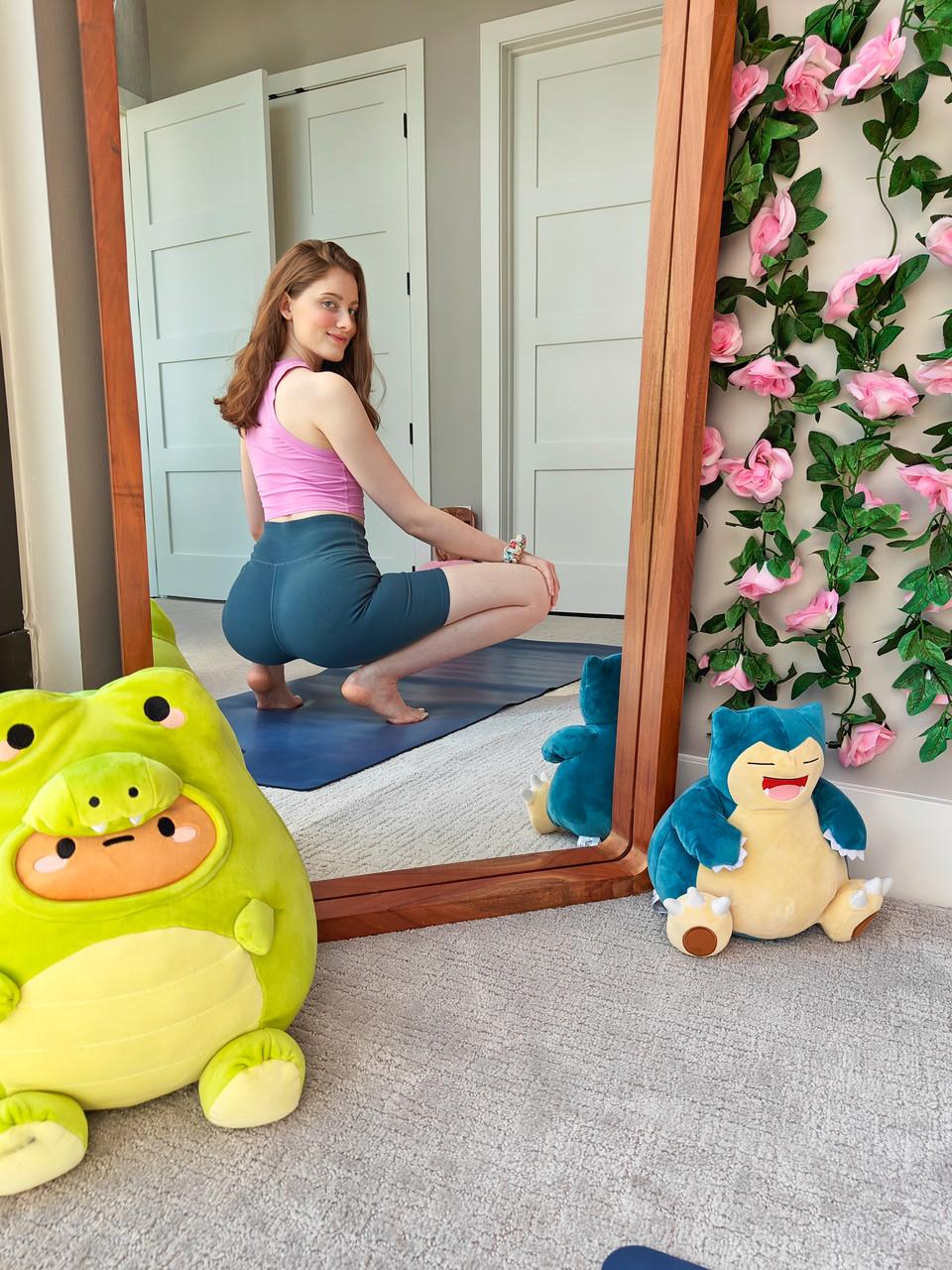 17P A bela amadora Emily Belmontt mostra sua bela bunda em uma compilação quente