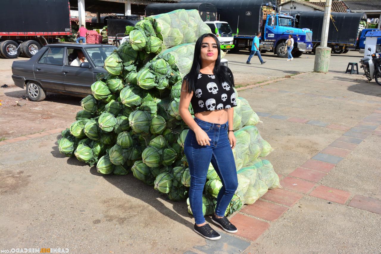 17P A vagabunda latina Julia Cruz chupa 2 caras que conheceu no mercado de vegetais