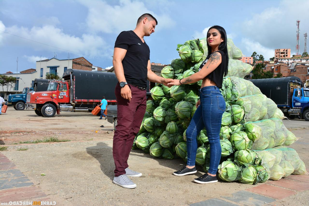 17P A vagabunda latina Julia Cruz chupa 2 caras que conheceu no mercado de vegetais