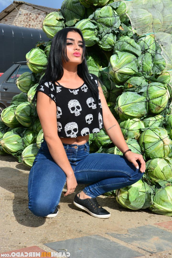 17P A vagabunda latina Julia Cruz chupa 2 caras que conheceu no mercado de vegetais