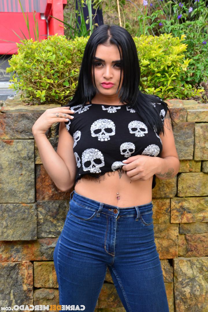 17P A vagabunda latina Julia Cruz chupa 2 caras que conheceu no mercado de vegetais