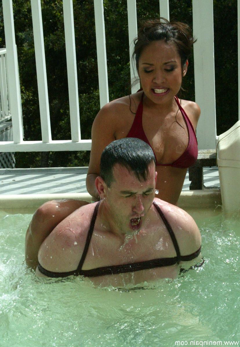 20P Die vollbusige Domina Mini entblößt ihre großen Titten beim Wasserspiel mit ihrem männlichen Sub