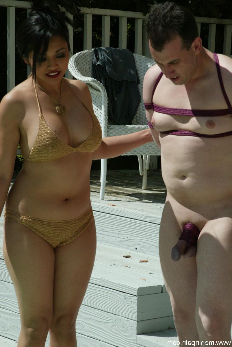 20P Die vollbusige Domina Mini entblößt ihre großen Titten beim Wasserspiel mit ihrem männlichen Sub