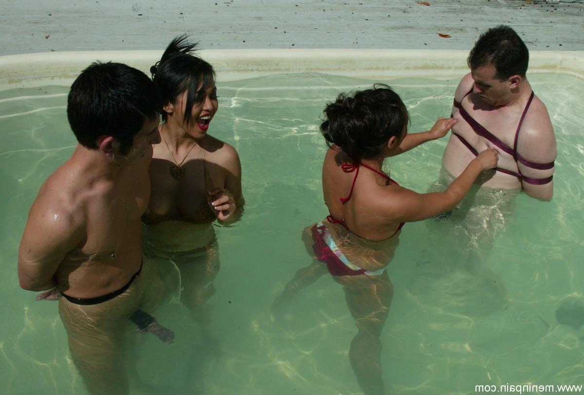 20P Die vollbusige Domina Mini entblößt ihre großen Titten beim Wasserspiel mit ihrem männlichen Sub