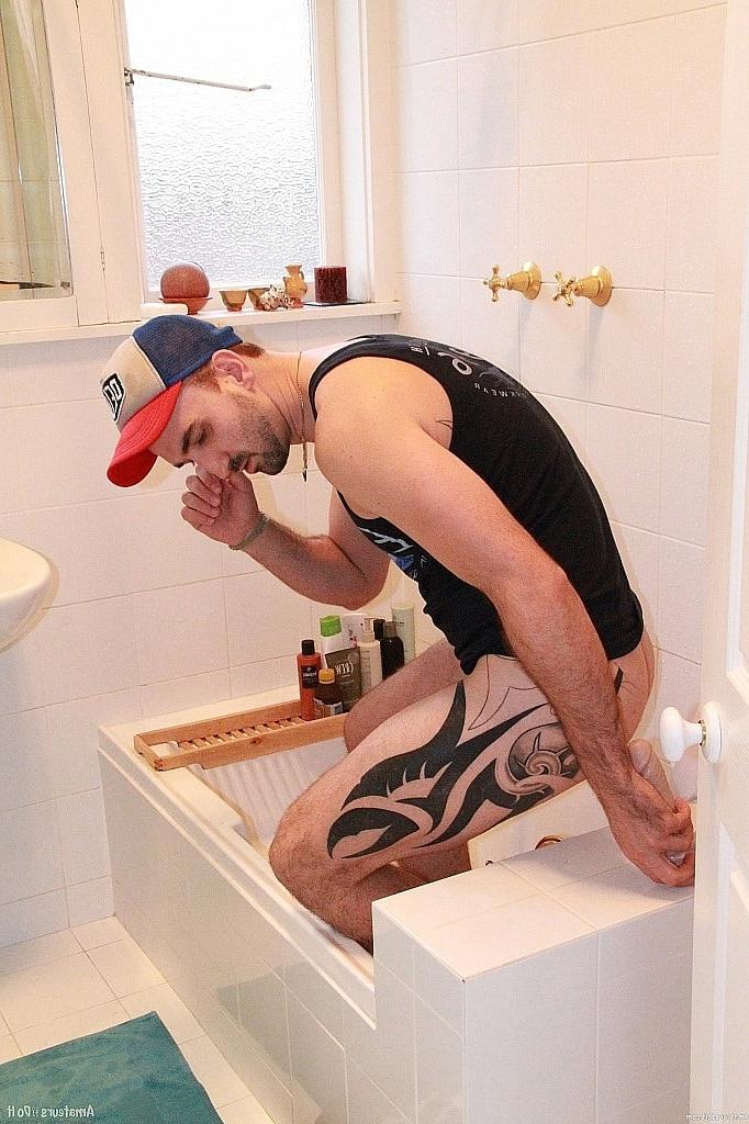 20P El insaciable moreno gay Lucas Layby se juega y se masturba en el baño