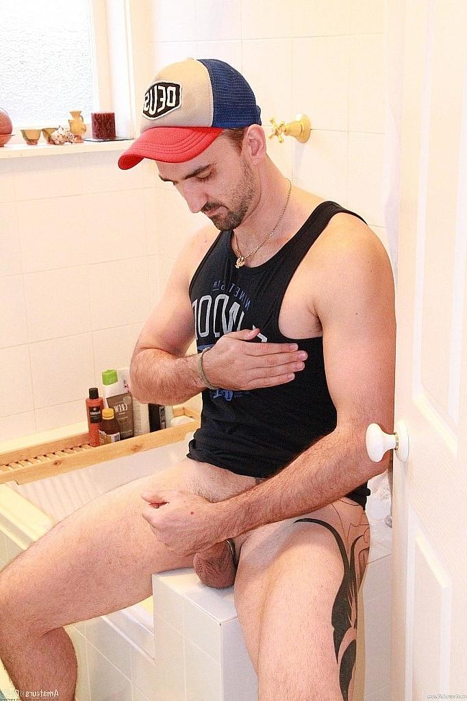20P El insaciable moreno gay Lucas Layby se juega y se masturba en el baño