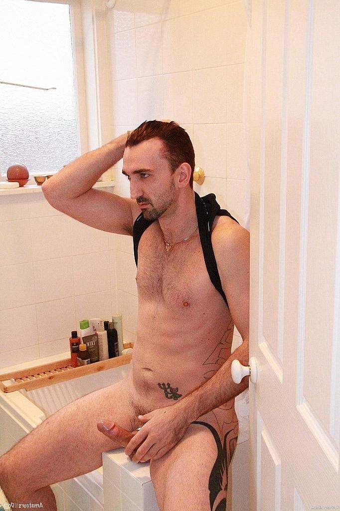 20P El insaciable moreno gay Lucas Layby se juega y se masturba en el baño