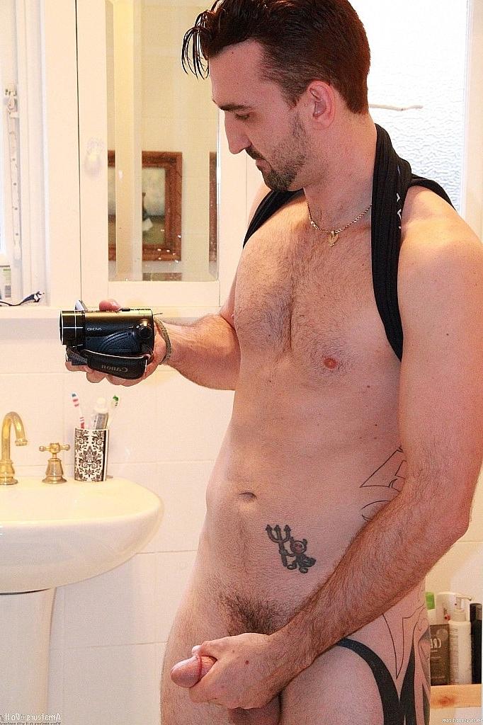 20P El insaciable moreno gay Lucas Layby se juega y se masturba en el baño
