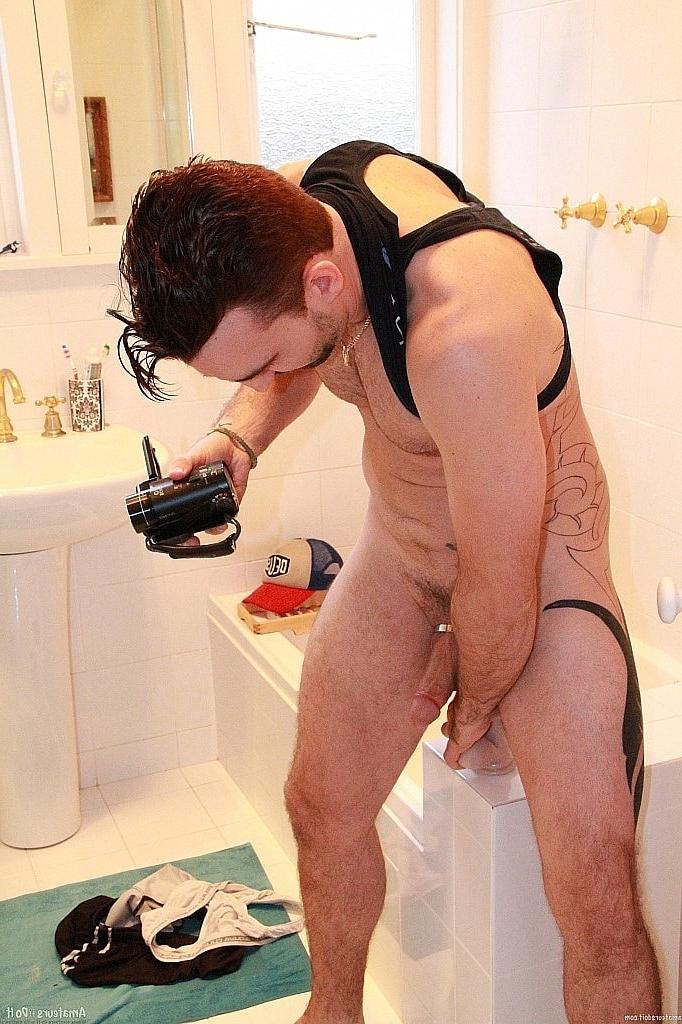 20P El insaciable moreno gay Lucas Layby se juega y se masturba en el baño