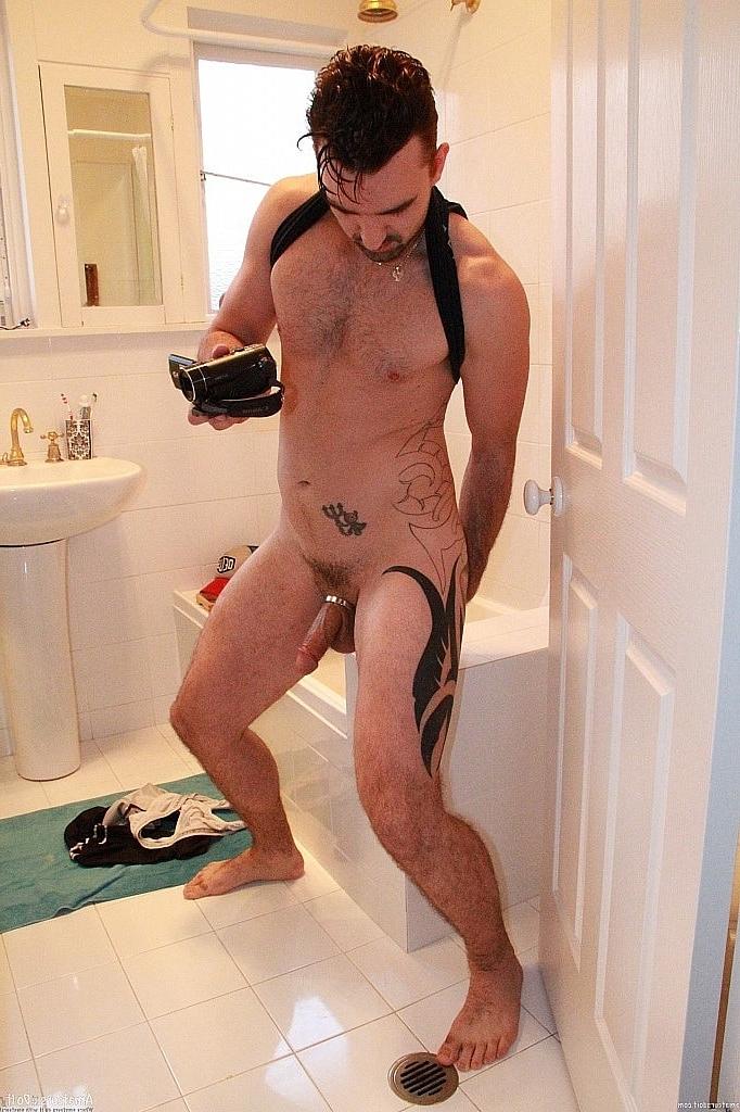20P El insaciable moreno gay Lucas Layby se juega y se masturba en el baño