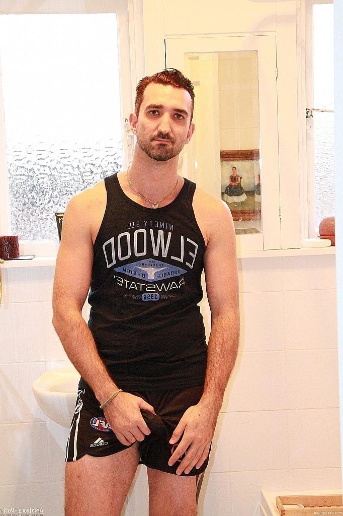 20P El insaciable moreno gay Lucas Layby se juega y se masturba en el baño