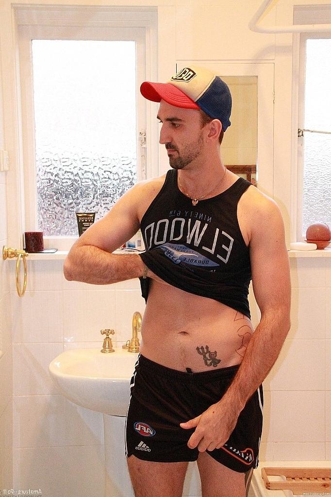20P El insaciable moreno gay Lucas Layby se juega y se masturba en el baño