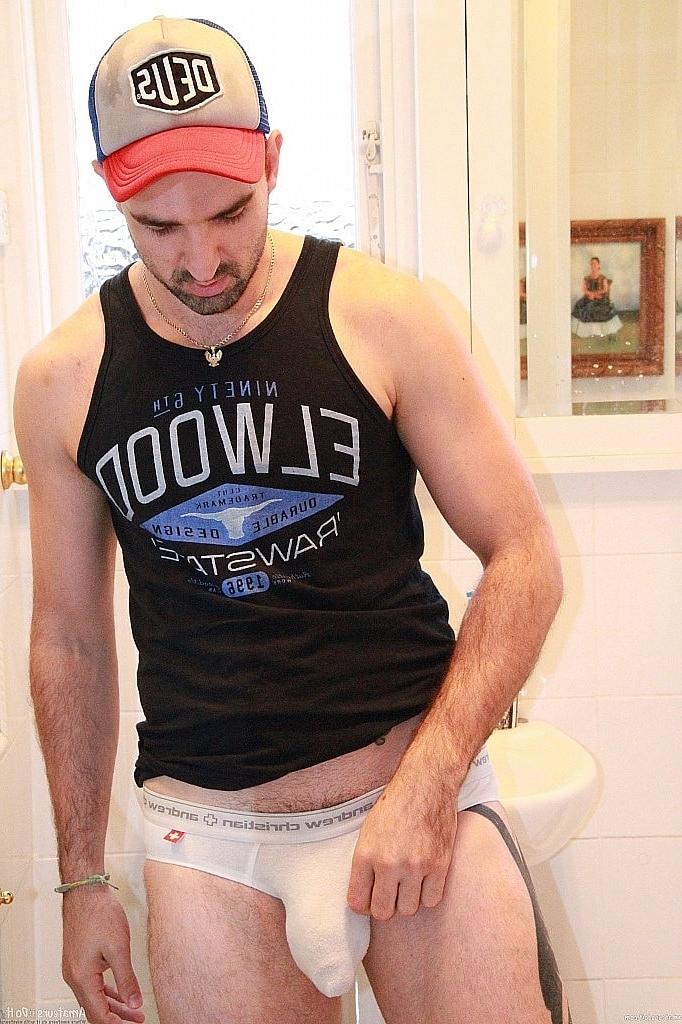 20P El insaciable moreno gay Lucas Layby se juega y se masturba en el baño