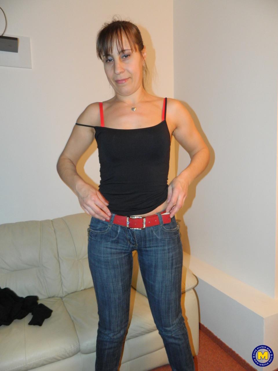 20P Die sexy Amateur-Hausfrau Abby enthüllt ihren großen Arsch und spielt selbst