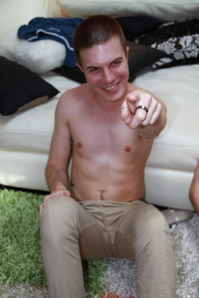 20P Gay amateurs give each other a blowjob & jerk off after anal sex