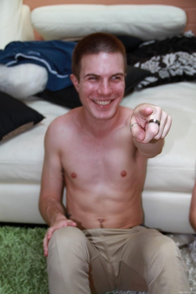 20P Gay amateurs give each other a blowjob & jerk off after anal sex