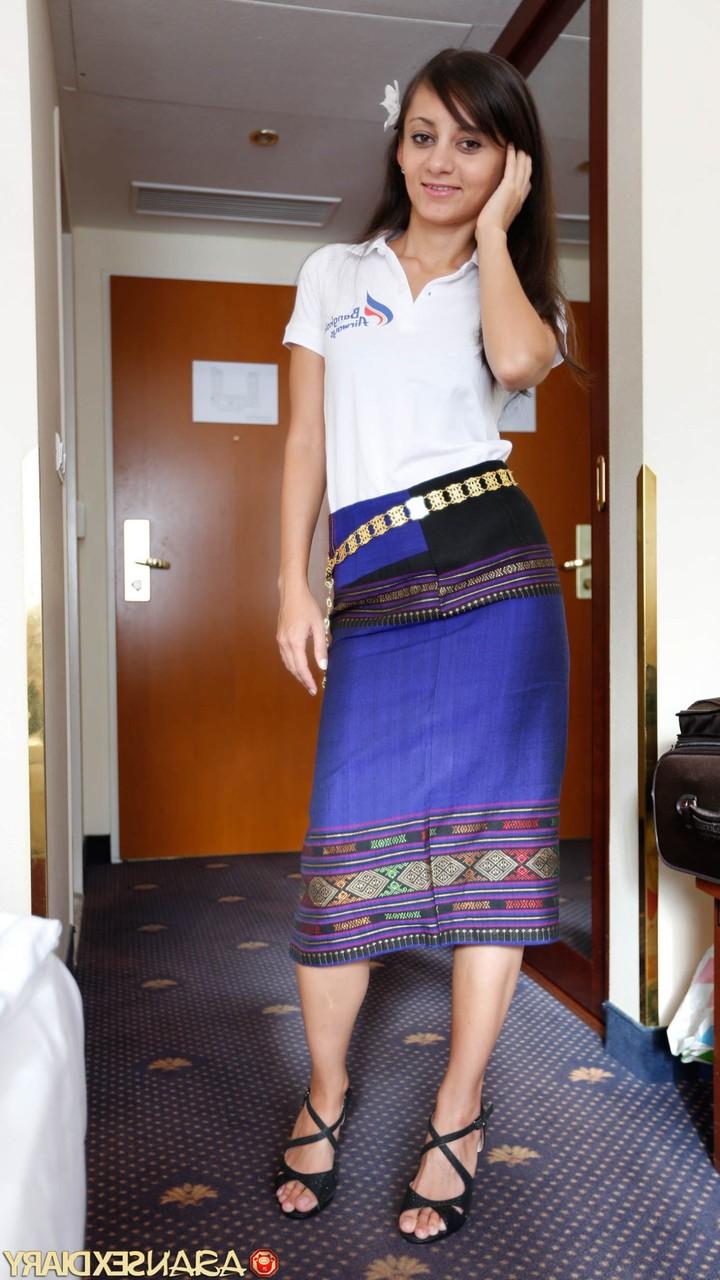 20P A adolescente morena Jennifer B levanta a saia longa e leva uma surra em ação POV