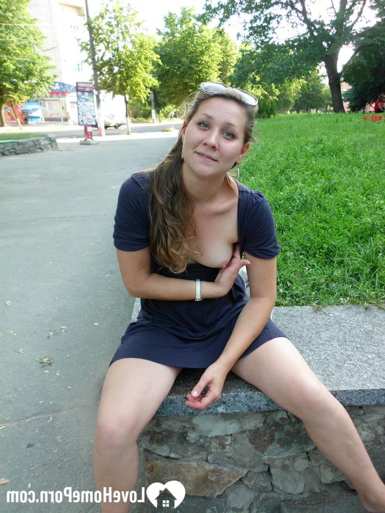 20P Amteur traviesa da una falda sin bragas en público y mientras orina