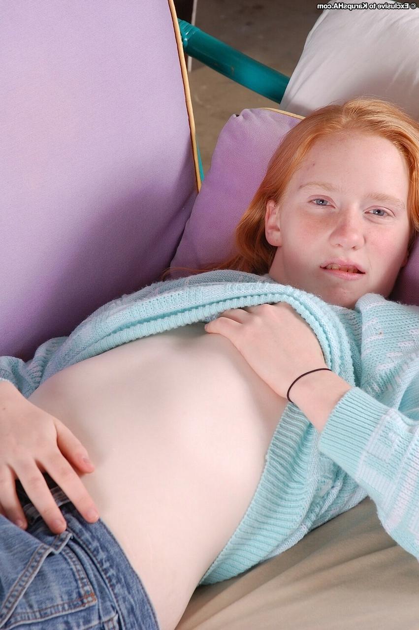 20P Claire, jeune rousse et timide, joue avec sa chatte poilue et son trou du cul serré en solo.