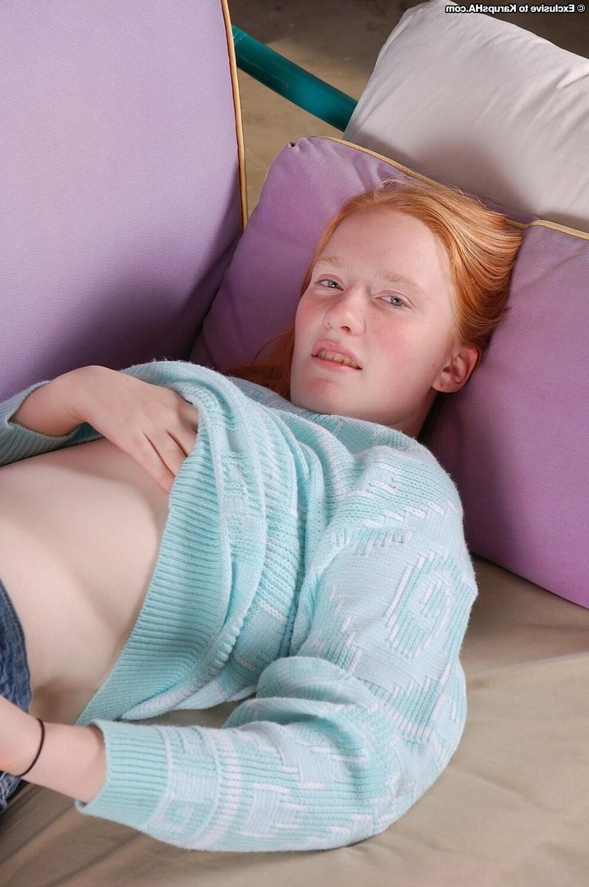 20P Claire, jeune rousse et timide, joue avec sa chatte poilue et son trou du cul serré en solo.