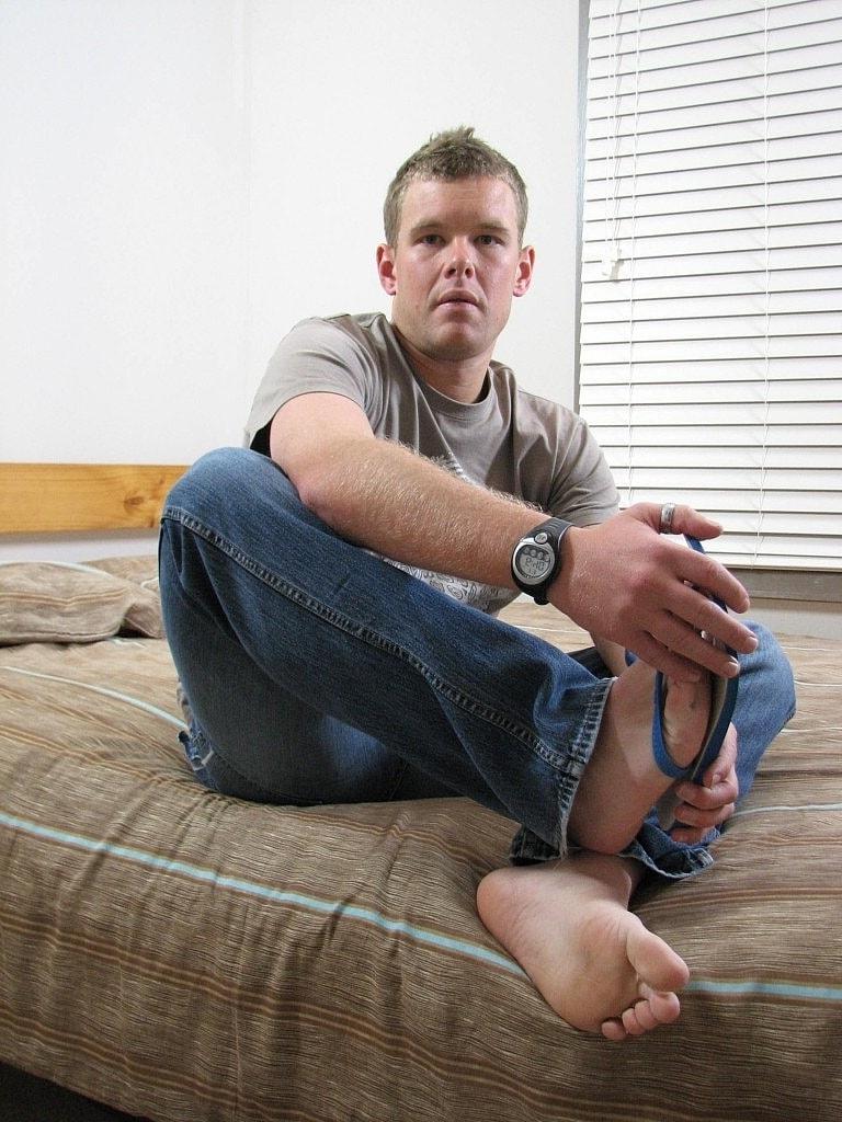 20P O garoto gay amador Cody Balls tira e massageia seu pau grande em um solo