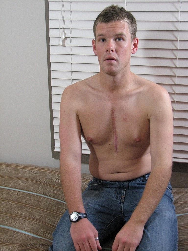 20P O garoto gay amador Cody Balls tira e massageia seu pau grande em um solo
