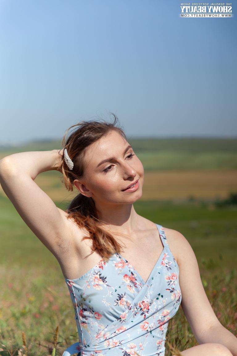 20P La joven amateur Lana Winter se desnuda completamente en el campo de un granjero