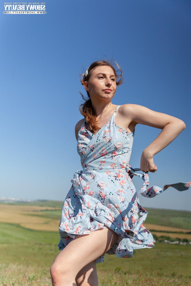 20P La joven amateur Lana Winter se desnuda completamente en el campo de un granjero