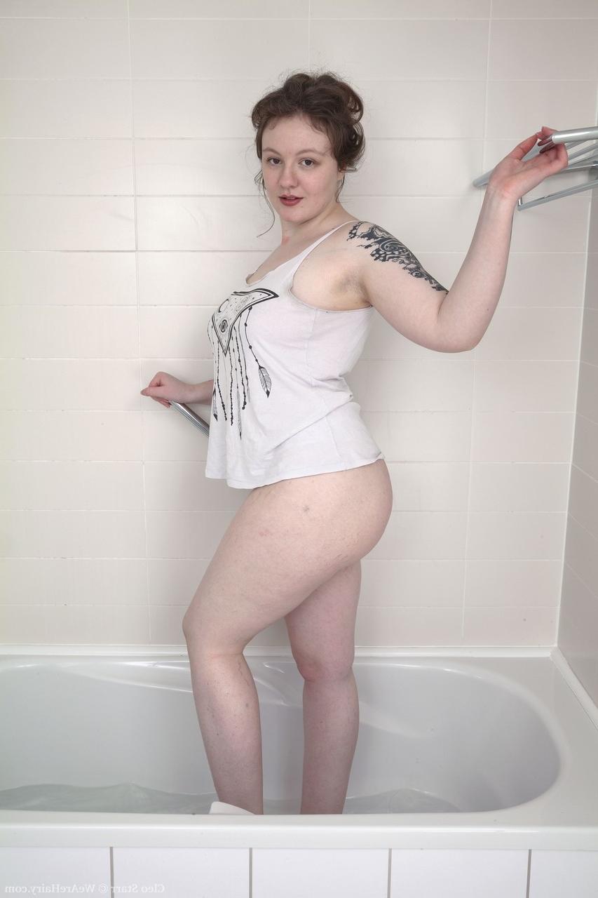 20P Cleo Starr, une américaine tatouée et ludique, lave ses gros seins et son cul dans la baignoire.