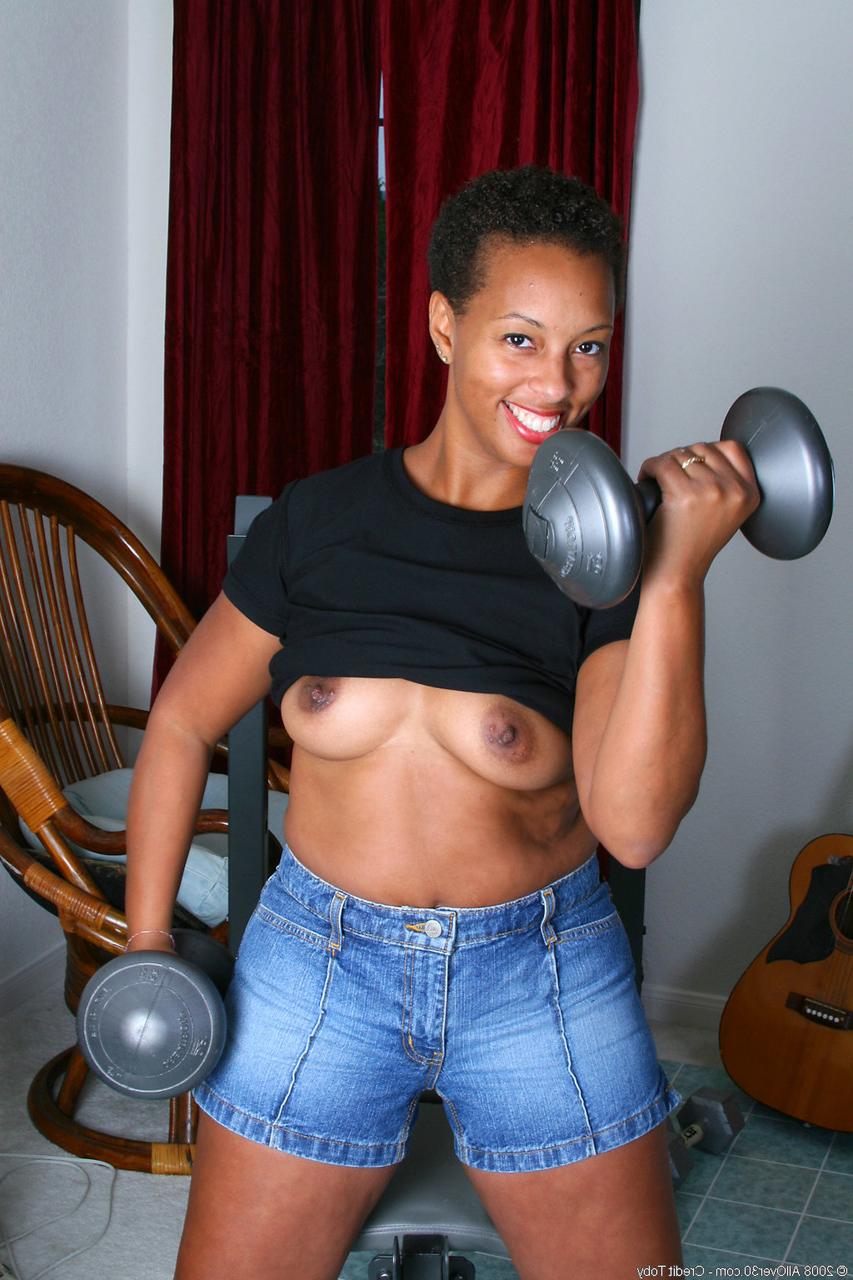 20P Short-haired ebony Stacy J shows her big ass & pink cunt after working out