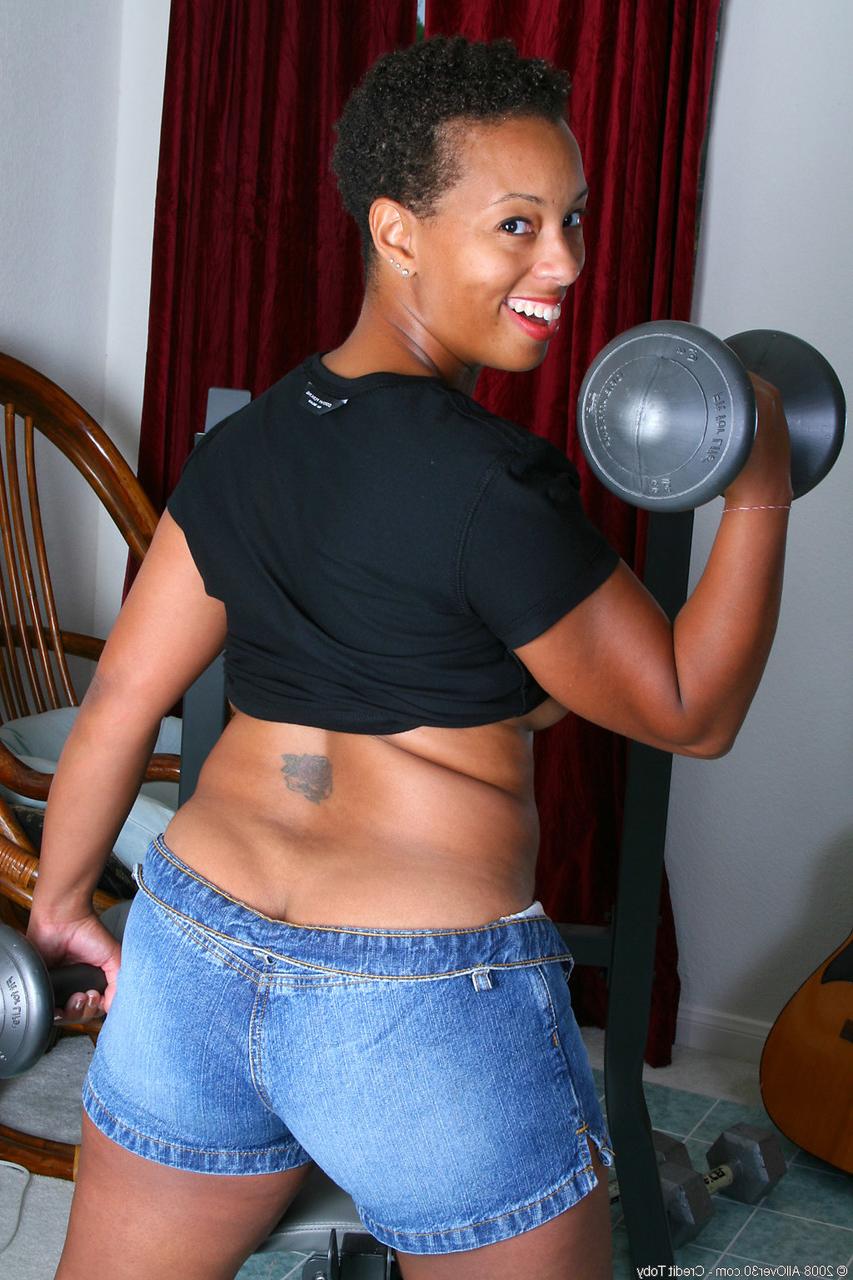 20P Short-haired ebony Stacy J shows her big ass & pink cunt after working out