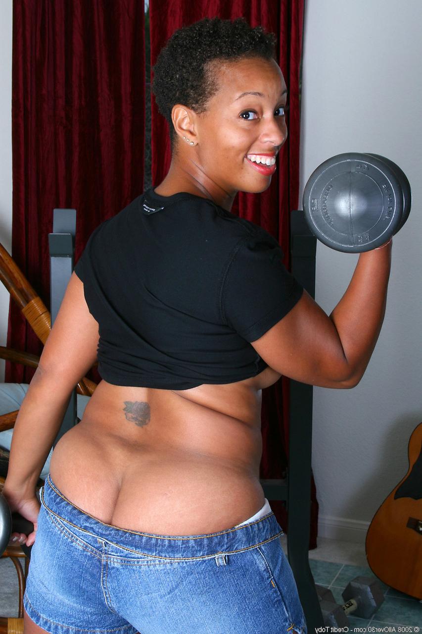 20P Short-haired ebony Stacy J shows her big ass & pink cunt after working out