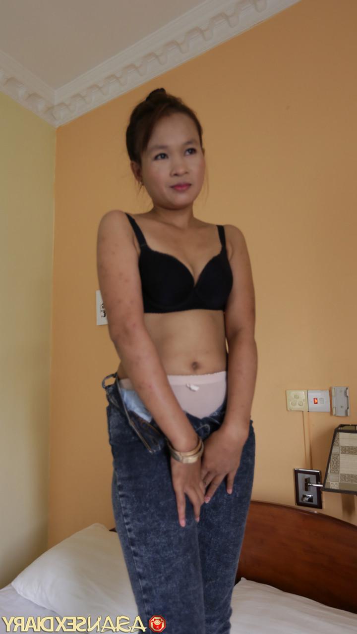 20P A linda amadora asiática Pon expõe seu corpo pequeno e monta uma vara dura