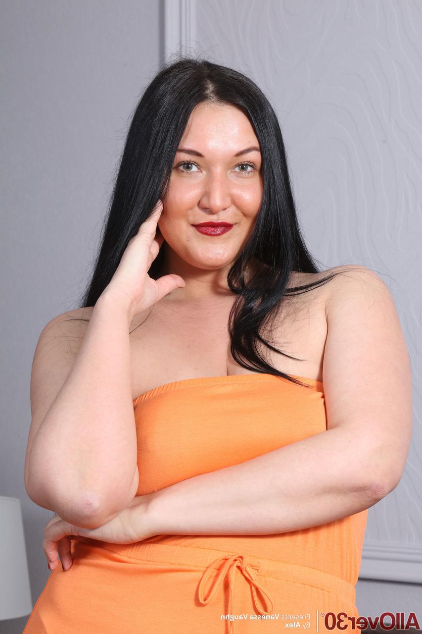 20P Amateur MILF Vanessa Vaughn shows off her killer curves and fingers herself