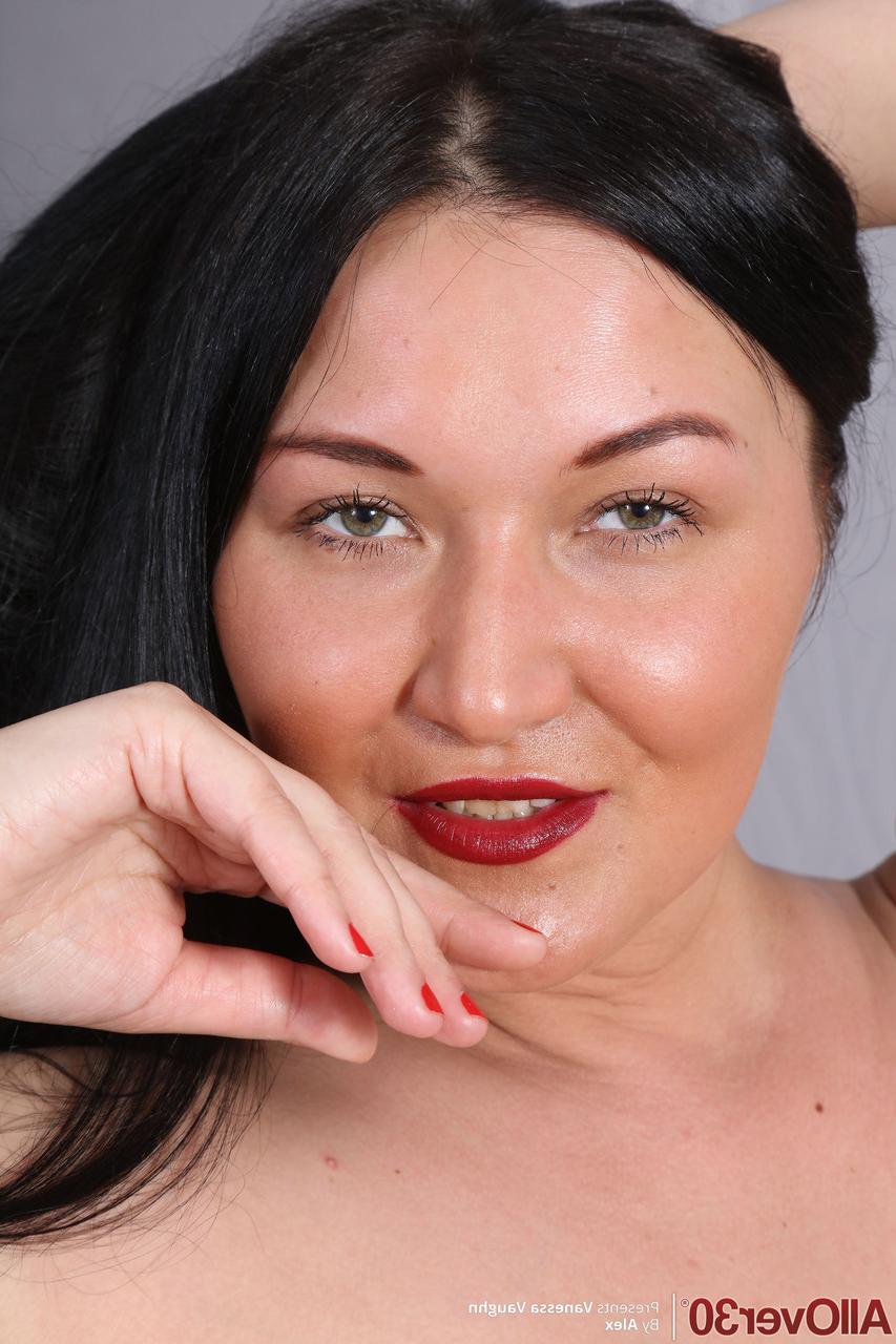 20P Amateur MILF Vanessa Vaughn shows off her killer curves and fingers herself