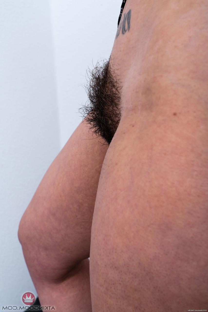 20P A gata amadora gostosa Penelope Reed brinca com seu regalo peludo e exibe sua bunda grande