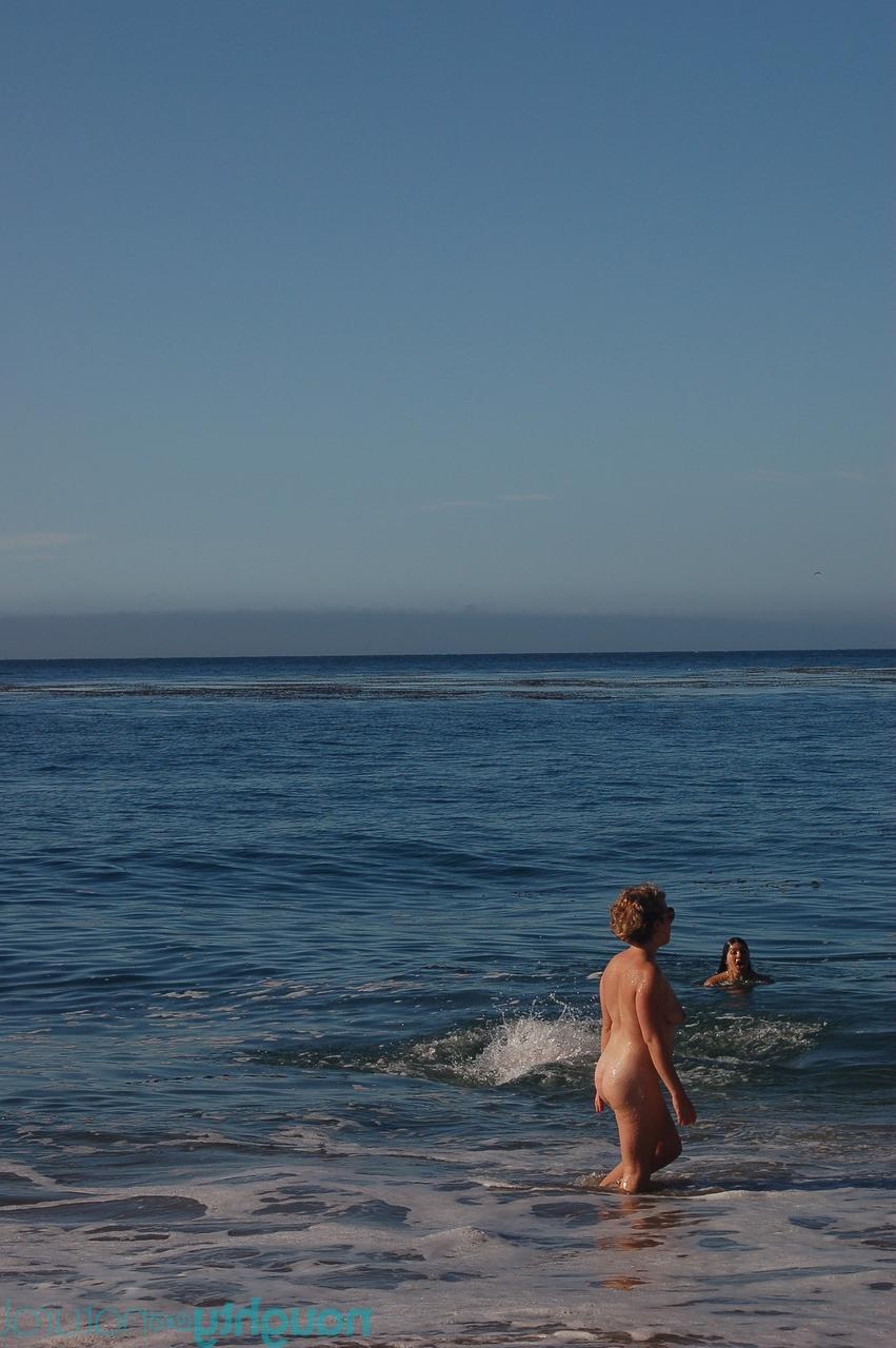 20P Garotas amadoras peludas posando nuas e brincando na praia