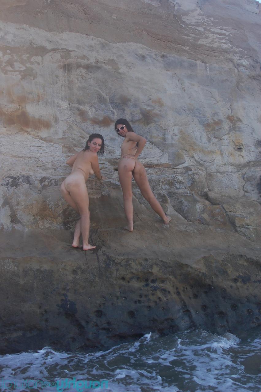 20P Garotas amadoras peludas posando nuas e brincando na praia
