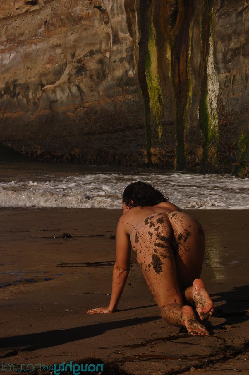 20P Garotas amadoras peludas posando nuas e brincando na praia