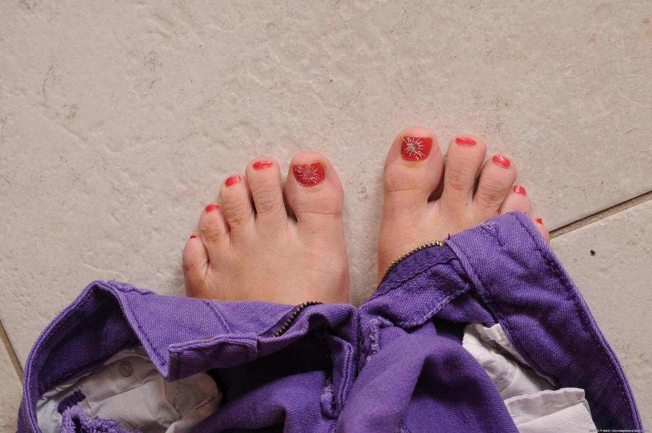 20P La encantadora joven amateur Shelby Paige se desnuda y adora sus calientes dedos de los pies