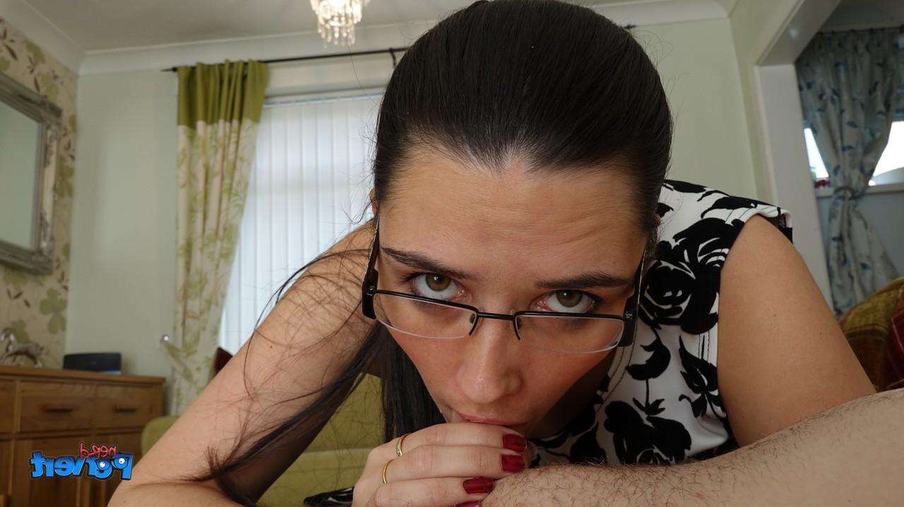 18P Amateur atrevida completamente vestida con gafas le hace una mamada caliente a un nerd cachondo
