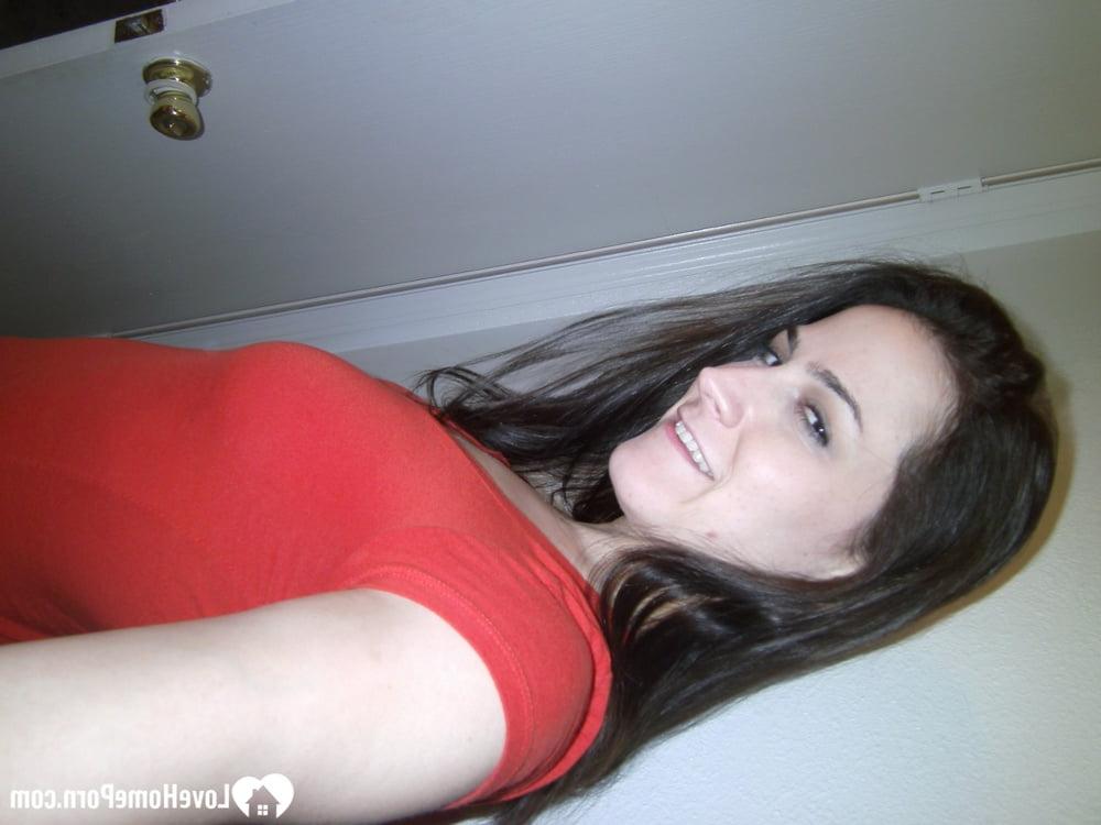 20P Sexy Brünette entblößt ihre saftigen Titten und ihre beschnittene Muschi, während sie Selfies macht