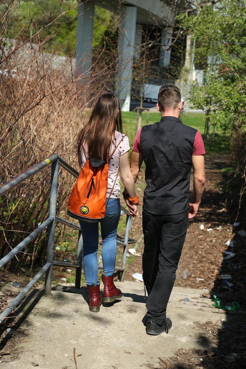 20P La jolie jeune Luna Rival aime le sexe hardcore après des PDA chauds lors d'une promenade dans la nature