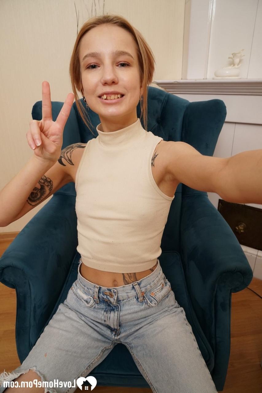 20P Amatrice maigre montre ses petits seins et sa chatte rasée tout en prenant des selfies