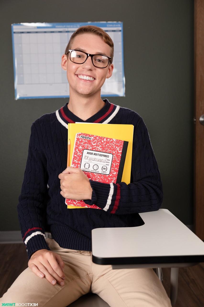 20P Twinks gostosos e seu professor gay Dakota Payne chupam pau na aula