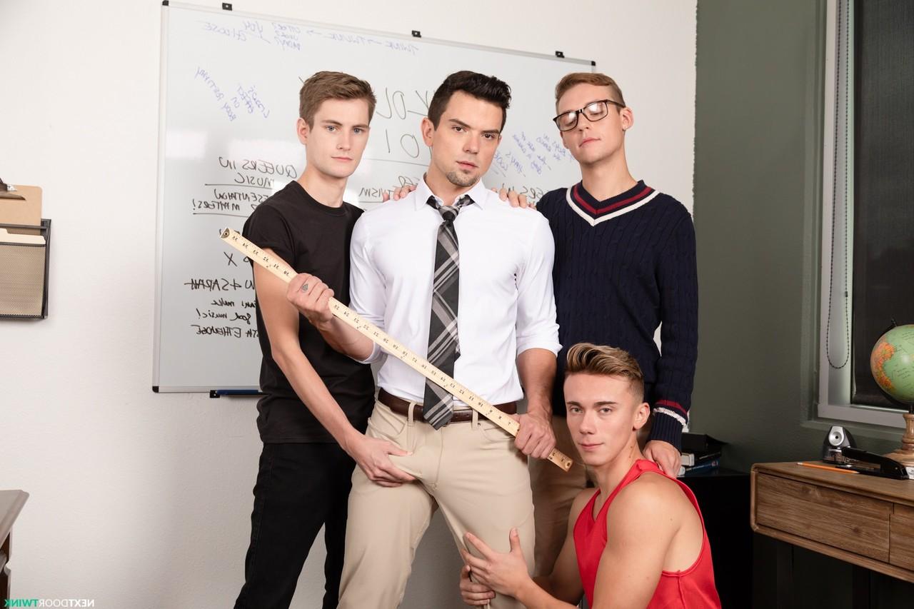20P Twinks gostosos e seu professor gay Dakota Payne chupam pau na aula